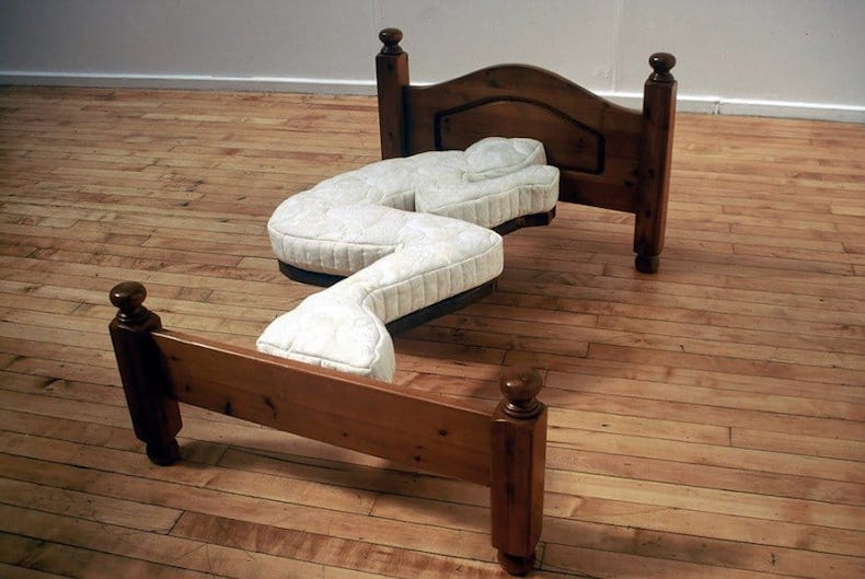 нелепые.кровать для одного.jpeg